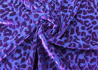 tissu de velours brûlé par polyester de 220GSM 94% pour la copie pourpre de léopard de vêtement