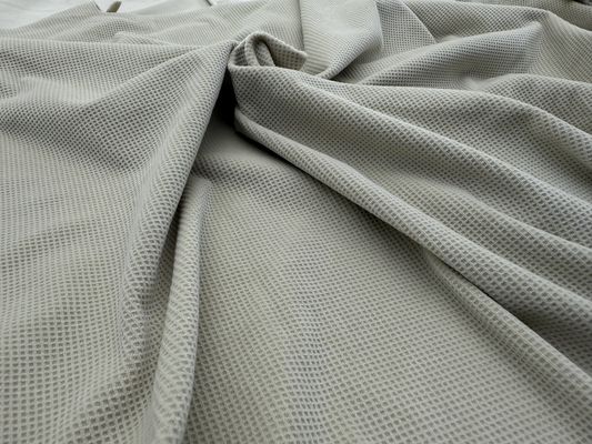 Tissu en polyester micro-élastique et velouté, parfait pour les robes